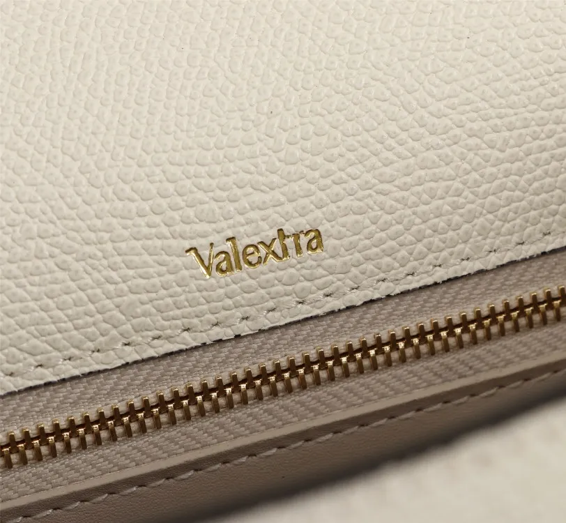 In stock 👉Original medium size off-white, 👉Valextra Valextra Iside, known as Italian Hermès, is one of the most representative designs of Valextra. There is no obvious logo, but the simple collective line design is very recognizable, full of architectural art, and shows a capable and intellectual style. It is made of imported palm-print lining cowhide, with up to five stitches of handwork, and the shiny oil edges test the skill of the craftsman. Medium size: 26cm【6627#】